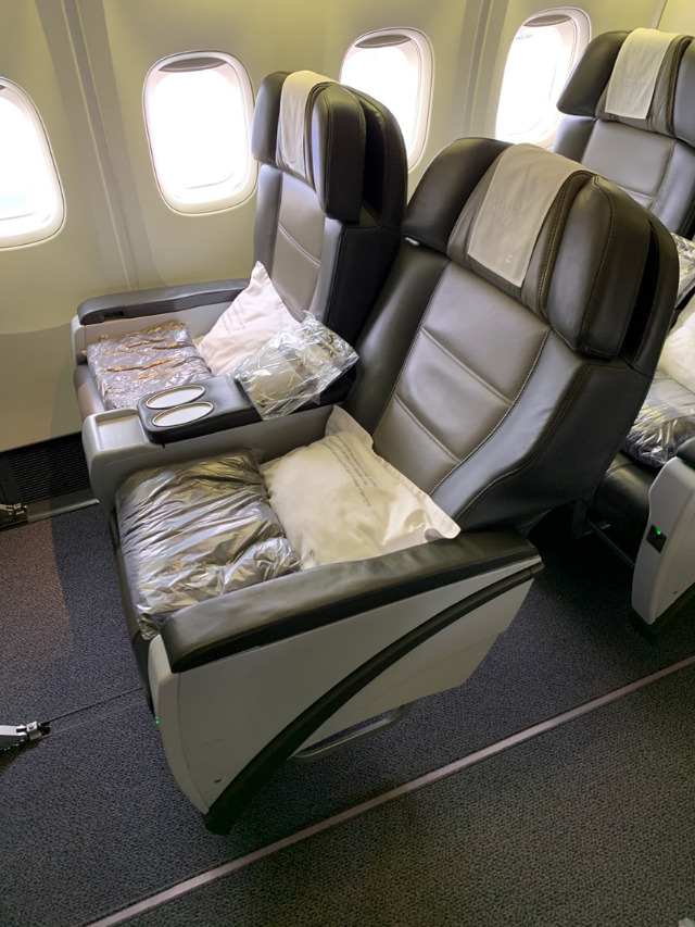 How is the Icelandair 757 Business Class